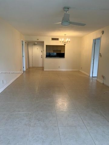230 Lakeview Dr 107, Weston, FL 33326