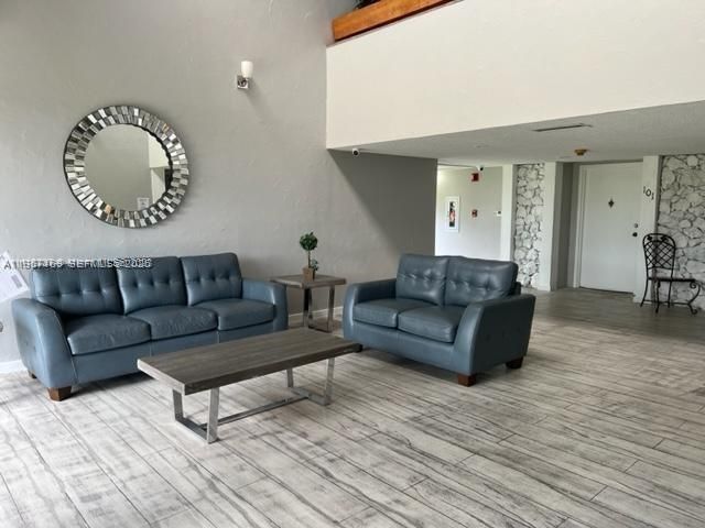 230 Lakeview Dr 107, Weston, FL 33326