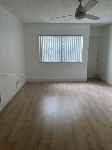 230 Lakeview Dr 107, Weston, FL 33326