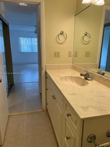 230 Lakeview Dr 107, Weston, FL 33326