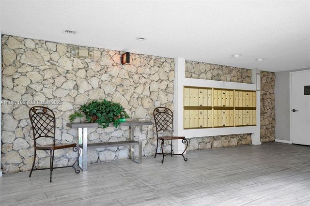 230 Lakeview Dr 107, Weston, FL 33326