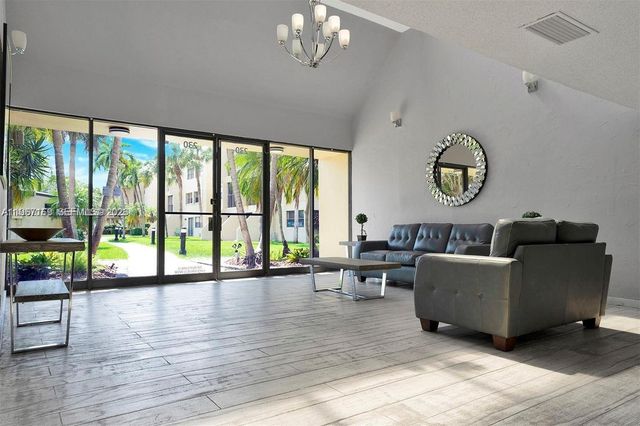 230 Lakeview Dr 107, Weston, FL 33326