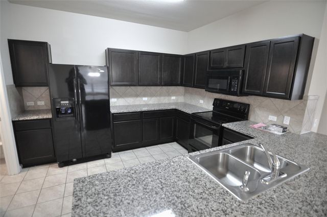 106 Leona River TRL, Hutto, TX 78634