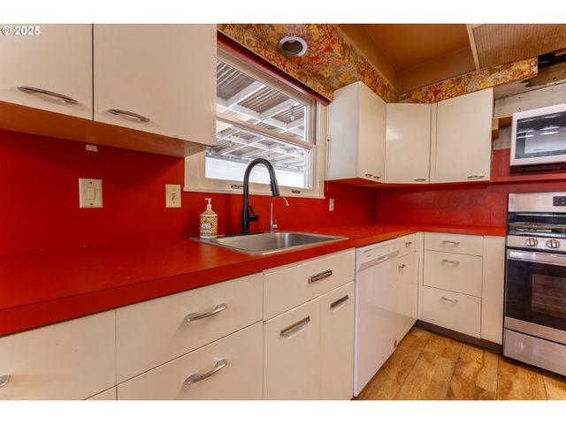 176 N HENRY St, Coquille, OR 97423