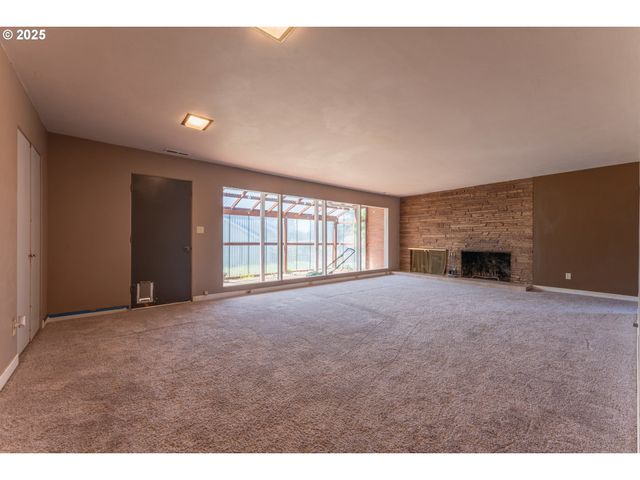 176 N HENRY St, Coquille, OR 97423