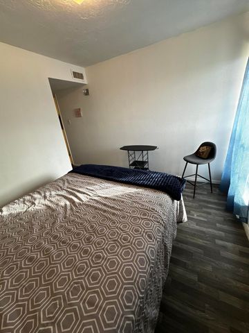 4601 Carlisle Boulevard NE D-8, Albuquerque, NM 87109