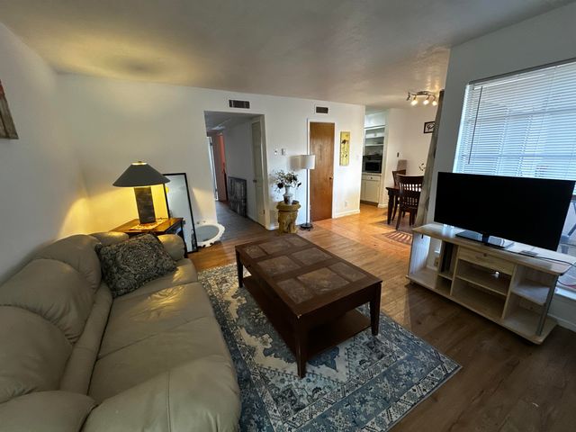 4601 Carlisle Boulevard NE D-8, Albuquerque, NM 87109