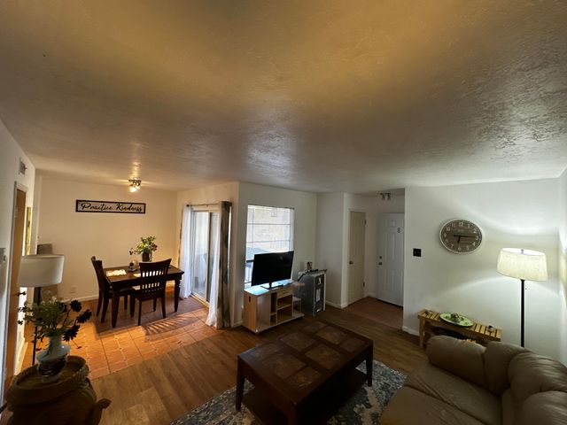 4601 Carlisle Boulevard NE D-8, Albuquerque, NM 87109