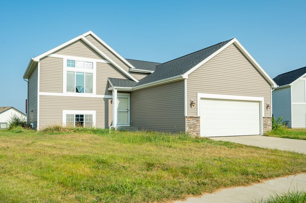 3209 Birch Street SW, Bondurant, IA 50035