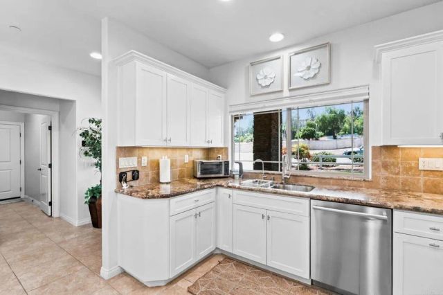9460 Slope St., Santee, CA 92071