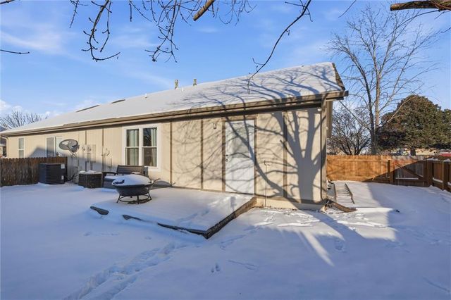 312 S Stone Creek Drive, Gardner, KS 66030