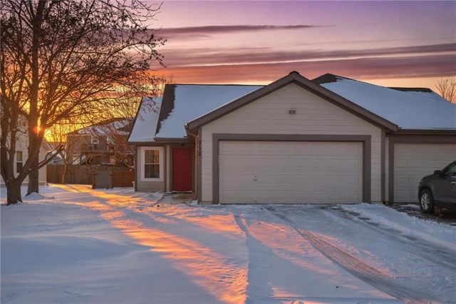 312 S Stone Creek Drive, Gardner, KS 66030
