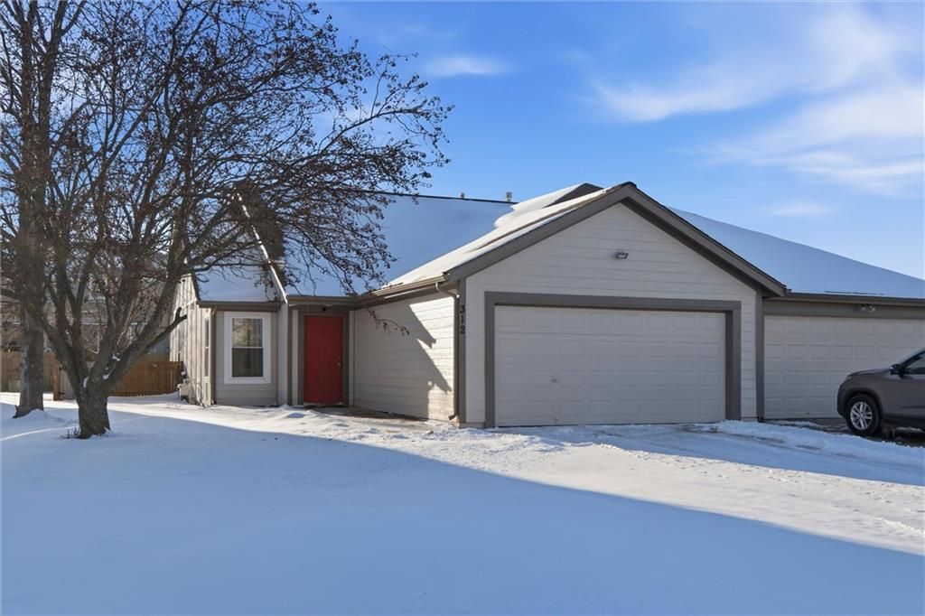 312 S Stone Creek Drive, Gardner, KS 66030