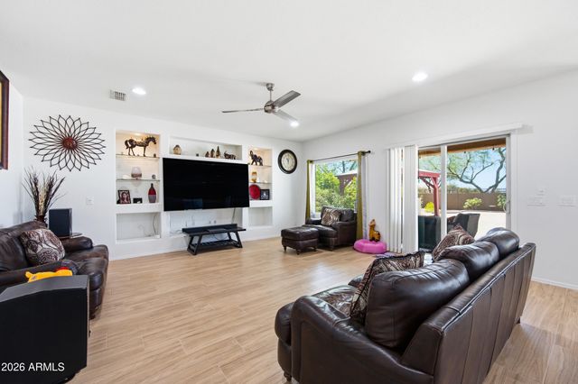 1105 W SPUR Drive, Phoenix, AZ 85085
