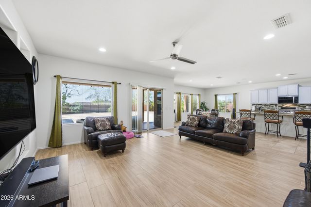 1105 W SPUR Drive, Phoenix, AZ 85085