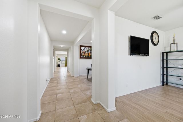1105 W SPUR Drive, Phoenix, AZ 85085