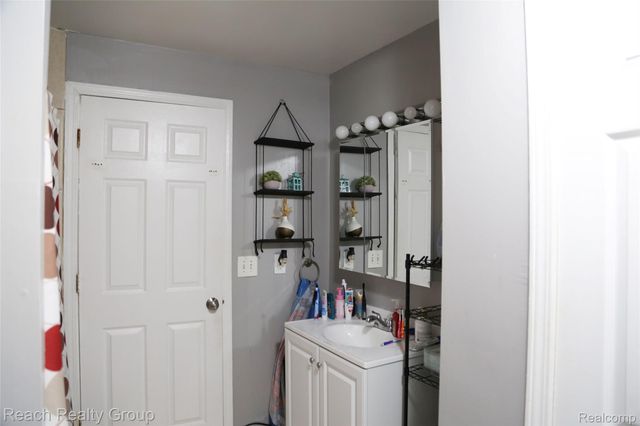 6020 Vivian Street, Taylor, MI 48180