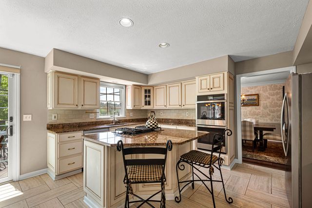 102 Foxwood Drive, Mccandless, PA 15090