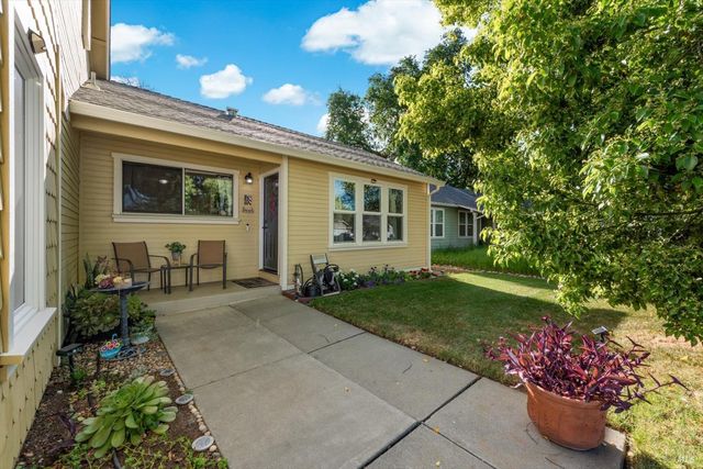 427 Temple Dr, Vacaville, CA 95687