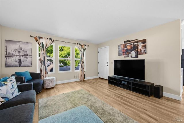 427 Temple Dr, Vacaville, CA 95687