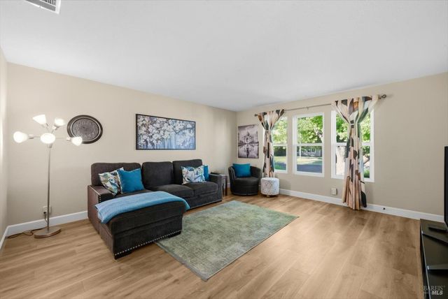 427 Temple Dr, Vacaville, CA 95687