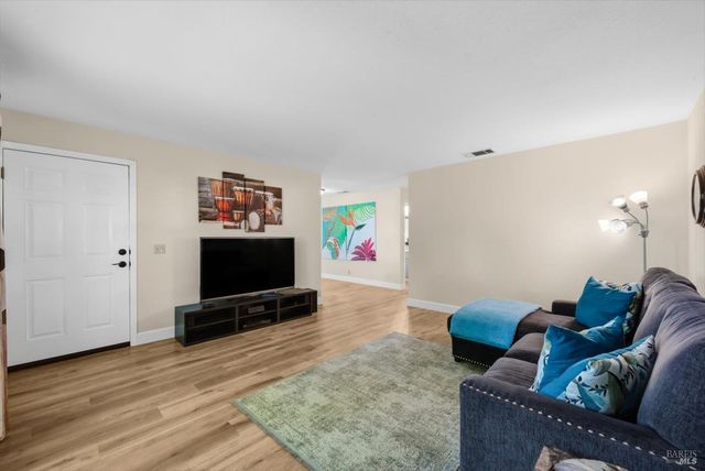 427 Temple Dr, Vacaville, CA 95687