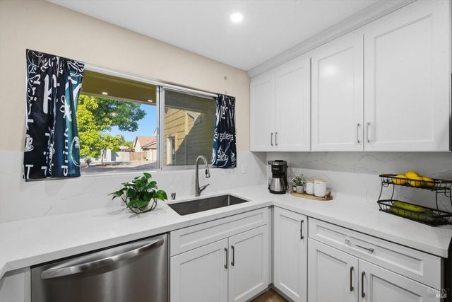 427 Temple Dr, Vacaville, CA 95687