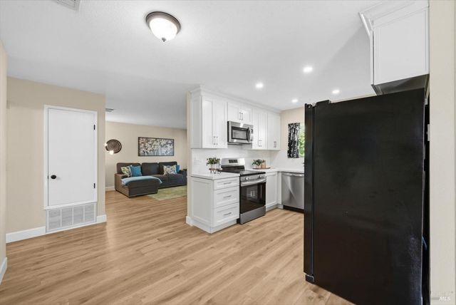 427 Temple Dr, Vacaville, CA 95687