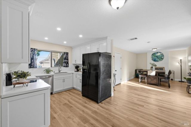 427 Temple Dr, Vacaville, CA 95687