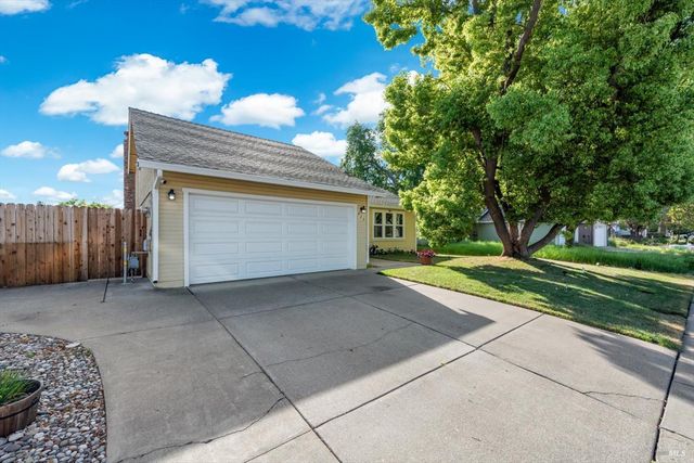 427 Temple Dr, Vacaville, CA 95687