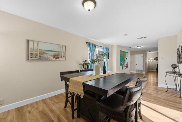 427 Temple Dr, Vacaville, CA 95687