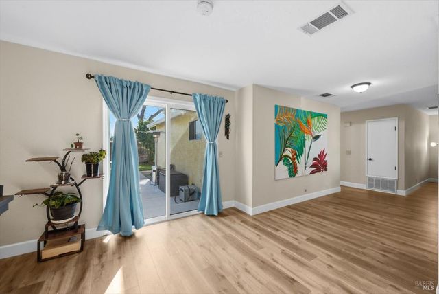 427 Temple Dr, Vacaville, CA 95687