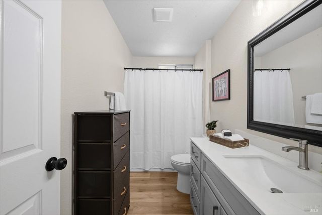 427 Temple Dr, Vacaville, CA 95687