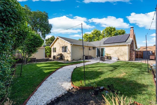 427 Temple Dr, Vacaville, CA 95687