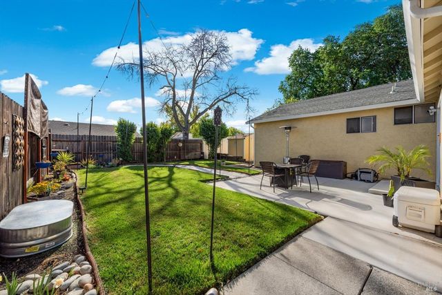 427 Temple Dr, Vacaville, CA 95687