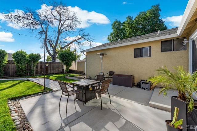 427 Temple Dr, Vacaville, CA 95687