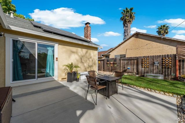 427 Temple Dr, Vacaville, CA 95687