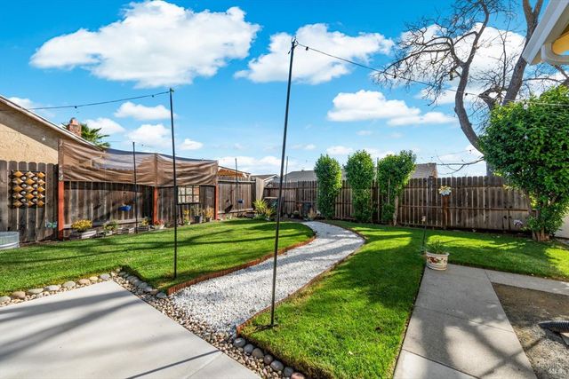 427 Temple Dr, Vacaville, CA 95687