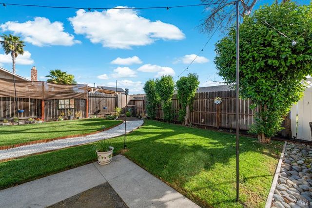 427 Temple Dr, Vacaville, CA 95687