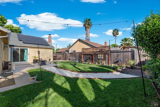 427 Temple Dr, Vacaville, CA 95687