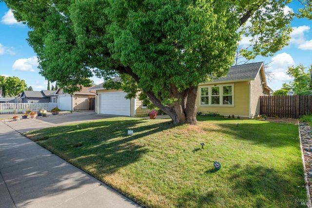 427 Temple Dr, Vacaville, CA 95687