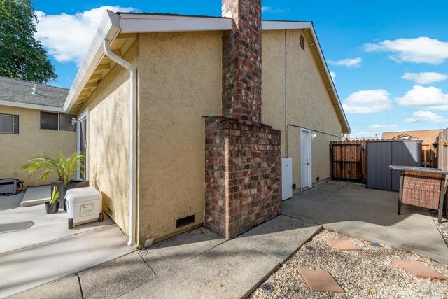 427 Temple Dr, Vacaville, CA 95687