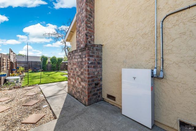 427 Temple Dr, Vacaville, CA 95687