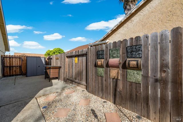 427 Temple Dr, Vacaville, CA 95687