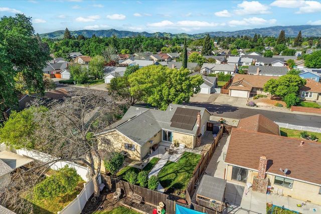 427 Temple Dr, Vacaville, CA 95687