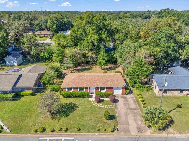 3135 Bent Oak Dr, Pensacola, FL 32526