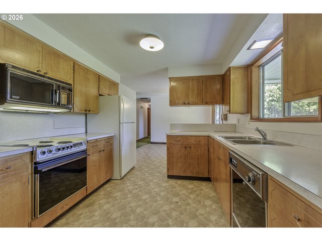 3721 Se PINE St, Hillsboro, OR 97123