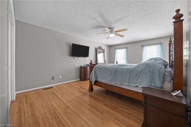 6021 Stone Bluff Drive, Clemmons, NC 27012