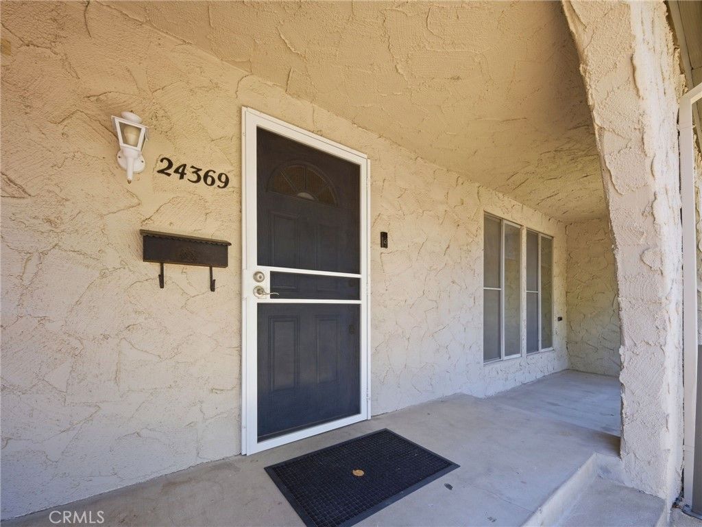 Image 2 of property listing at 24369 La Glorita, Newhall, CA 91321