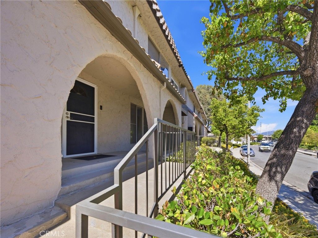 Image 3 of property listing at 24369 La Glorita, Newhall, CA 91321